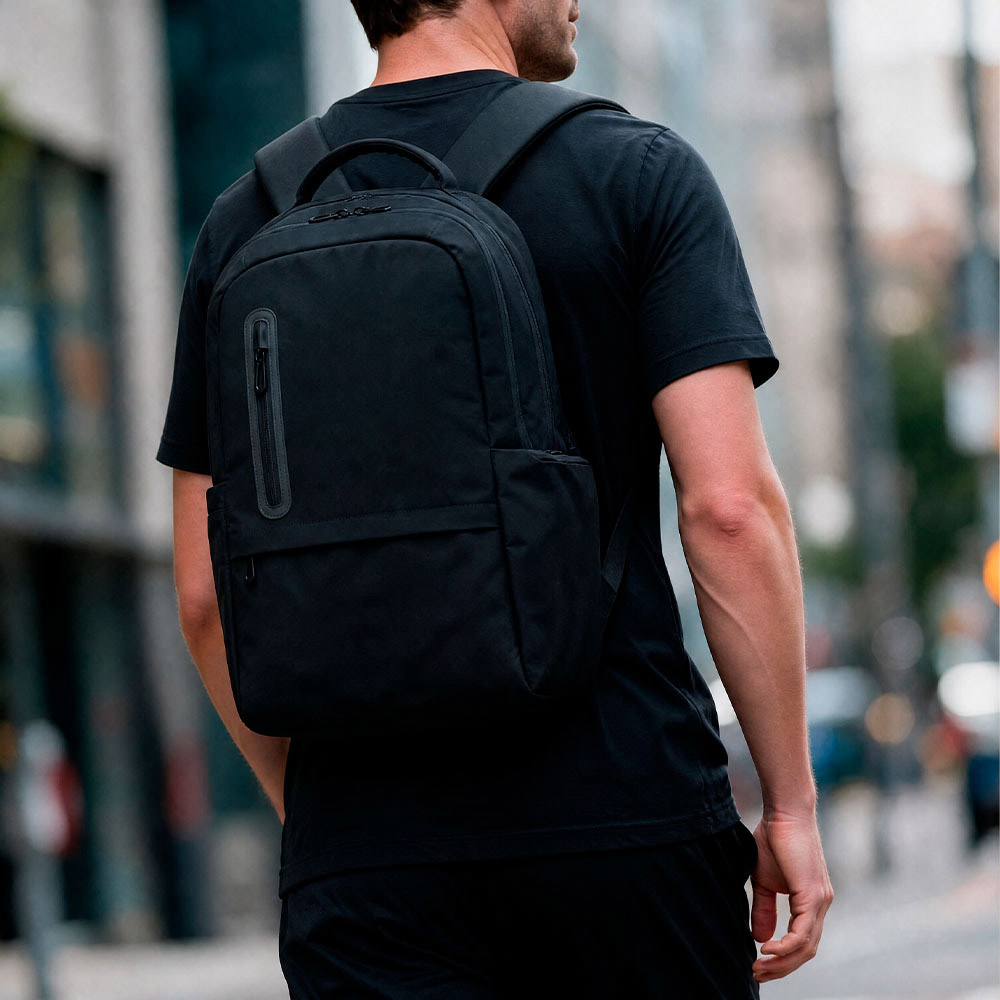 Chicago Rucksack 20L aus recy. PET. Geeignet für Laptops bis 17". - Schwarz