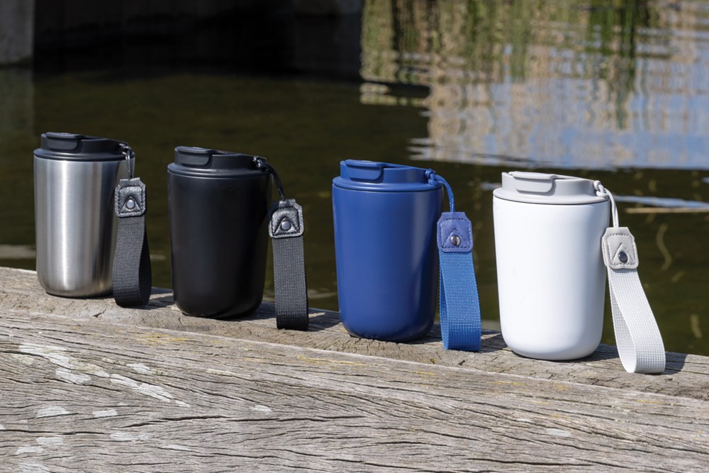 Cuppa Vakuumbecher aus RCS-Stahl mit Umhängeband