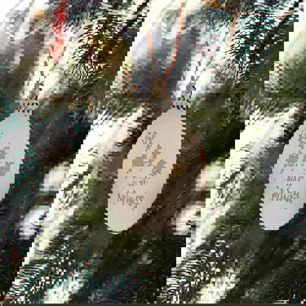 Weihnachtskugel in Form einer Holzkugel