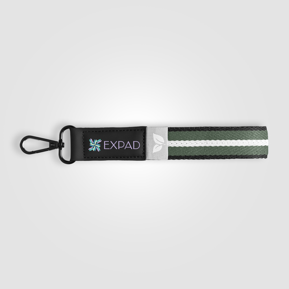 Newport Schlüsselanhänger mit Chevron-Muster und Druckknopfverschluss aus rPET-Gewebe – 19 x 2,5 cm - Waldgrün (#445A3E)
